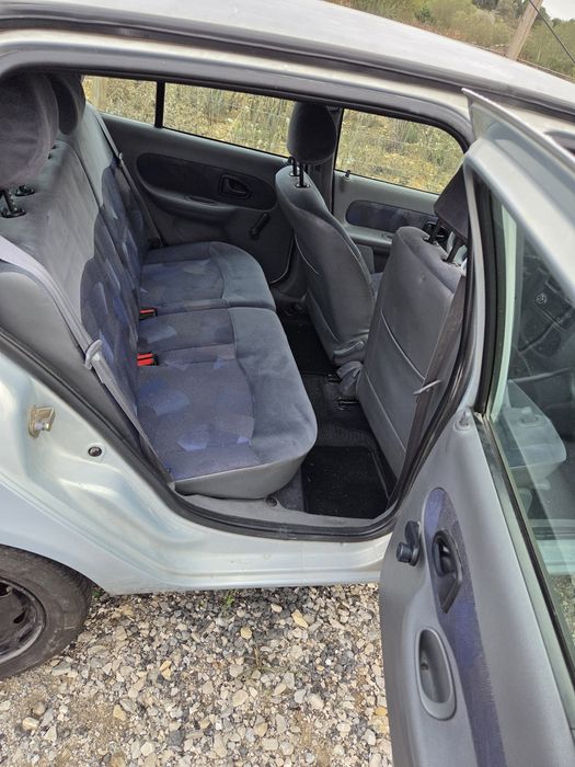 Renault Clio 2000 1.2 RN — 400 eur [carro não anda]