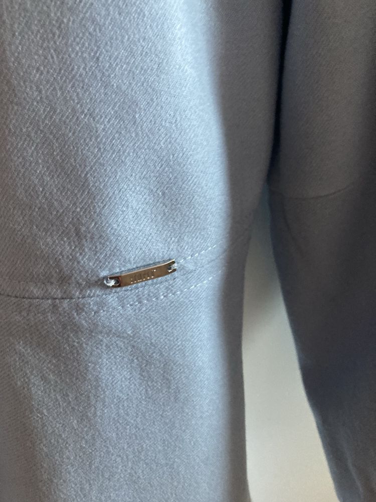 Sukienkenka w kolorze blekitnym maeki Simple, na podszewce