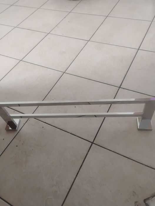 Witam sprzedam wieszak metalowy na ręczniki.