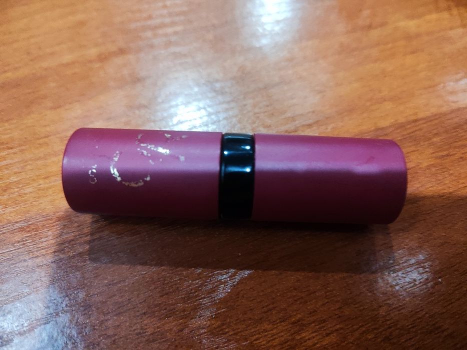 Губна стійка помада матова червона з вітаміном