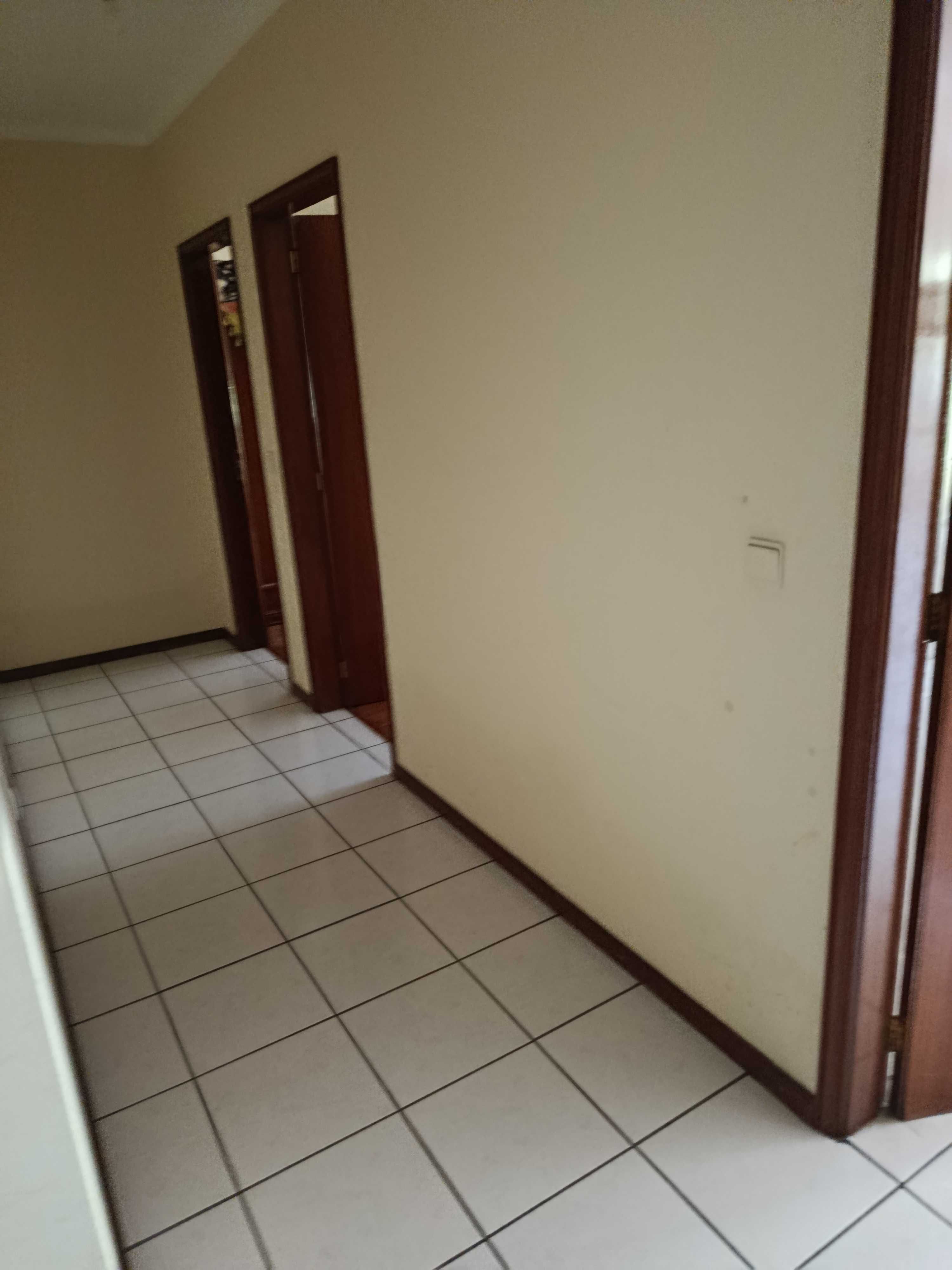 Arrendo casa t3 com água e luz entrada emediata