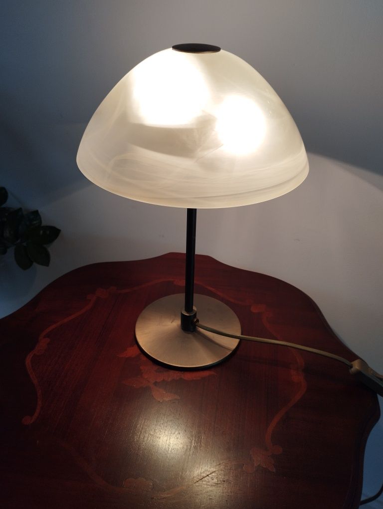 Lampka nocna metalowa ze szklanym kloszem