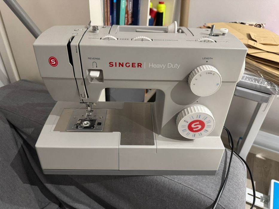 Singer Heavy Duty 4423 — Semi Nova + 35 Pés Calcadores — 250€