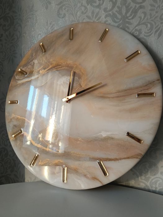 Zegar ręcznie zrobiony z żywicy