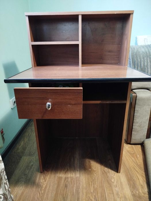 Стіл письмовий з поличками