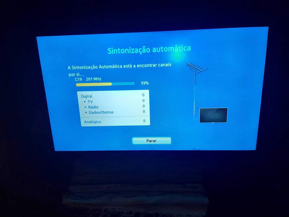 Televisão Samsung, diagonal 80cm, com comando, em bom estado