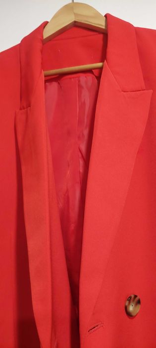 Lindo e bom Blaiser vermelho, forrado, com bolsos de trespasse