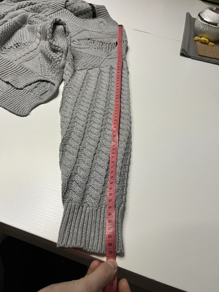 szary luźny sweter oversize z dziurami