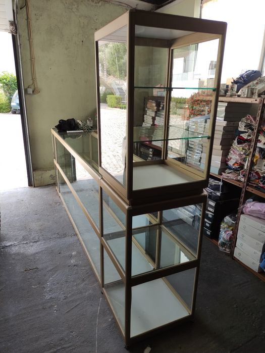 Balcão vitrine de vidro com portas de correr