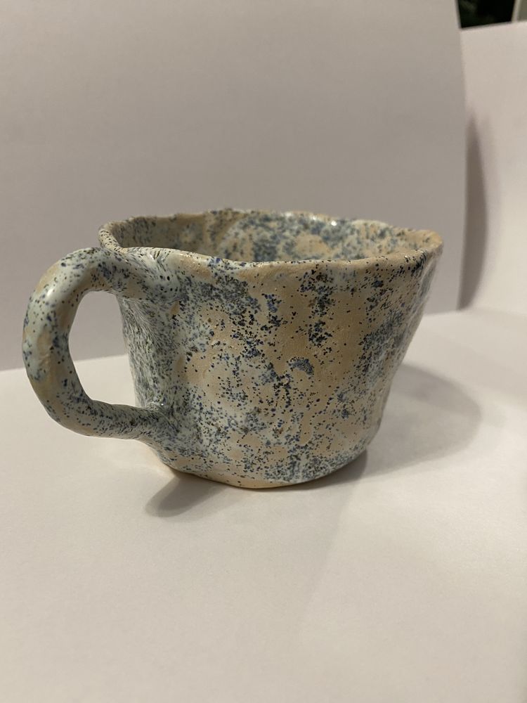 Ceramiczny kubek w niebieskie kropki z gliny DIY