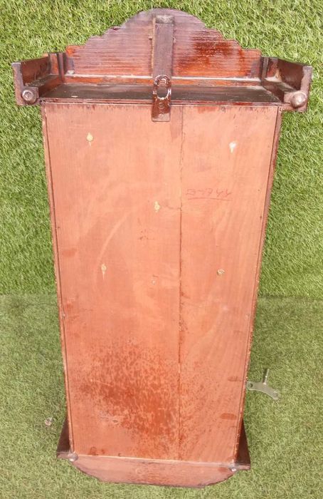 Relógio de parede antigo a funcionar, com chave