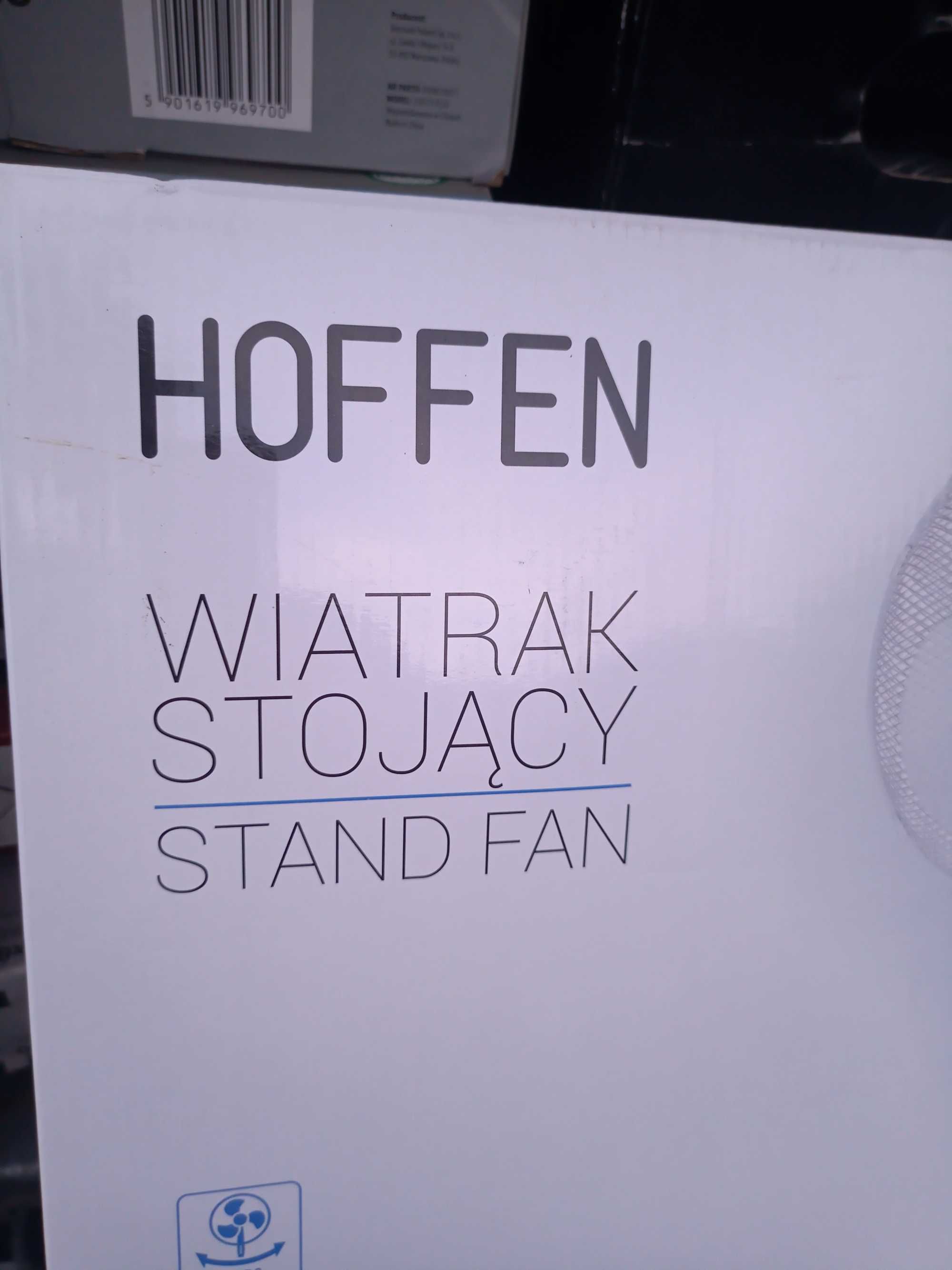 nowy wentylator na stojaku obracany