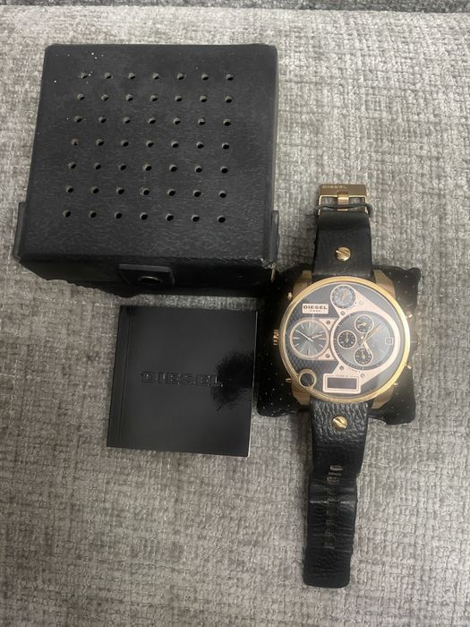 Relogio diesel dourado e preto