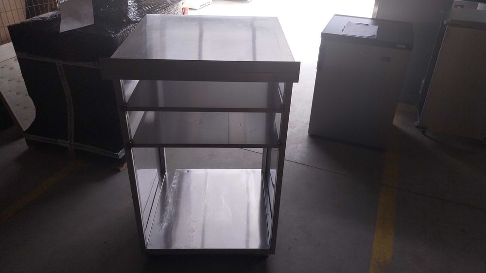 Podstawa pod piec z półkami i dziurą na podłączenie wody 67x77x110 cm