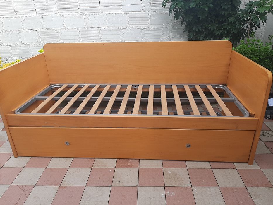 Cama de solteiro, com gaveta com cama. Em madeira aglomerado