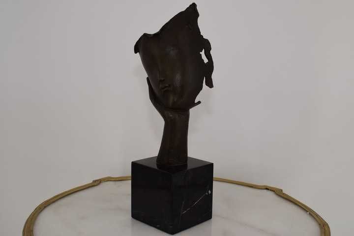 Modernistyczna Figura Twarz Na Dłoni - Usta Kobiety - Rzeźba z Brązu