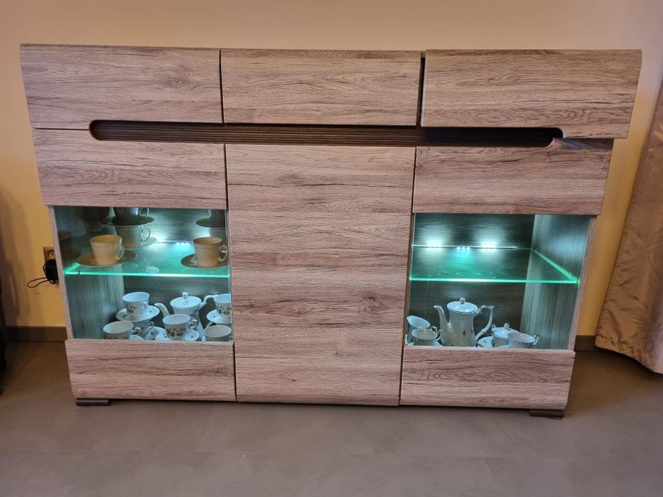 Szafka stojąca z przeszkleniami i podświetleniem (seria Azteca).