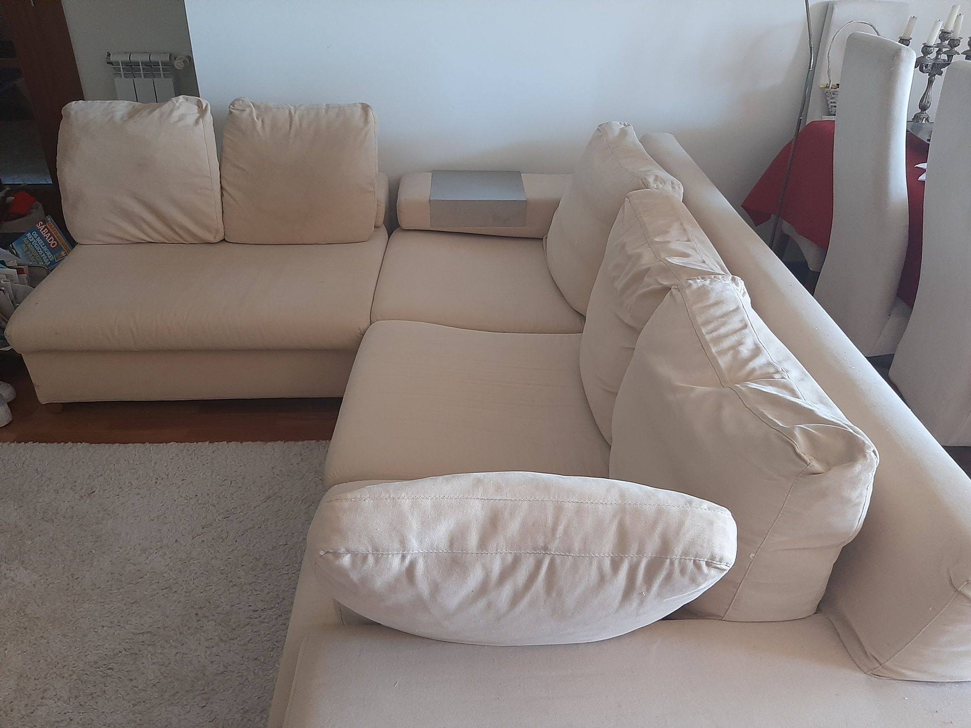 Sofá com chaise longue de plumas