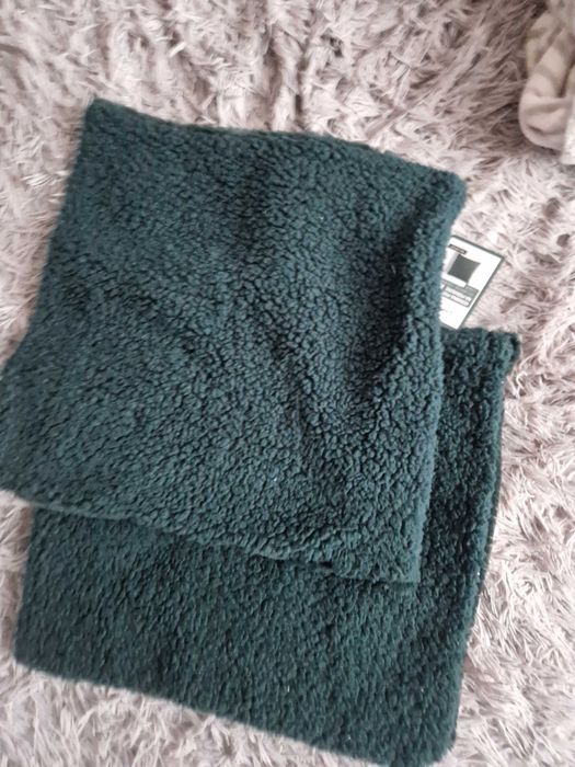 nowe poszewki na poduszki smukee butelkowa zieleń futerkowe ozdobne