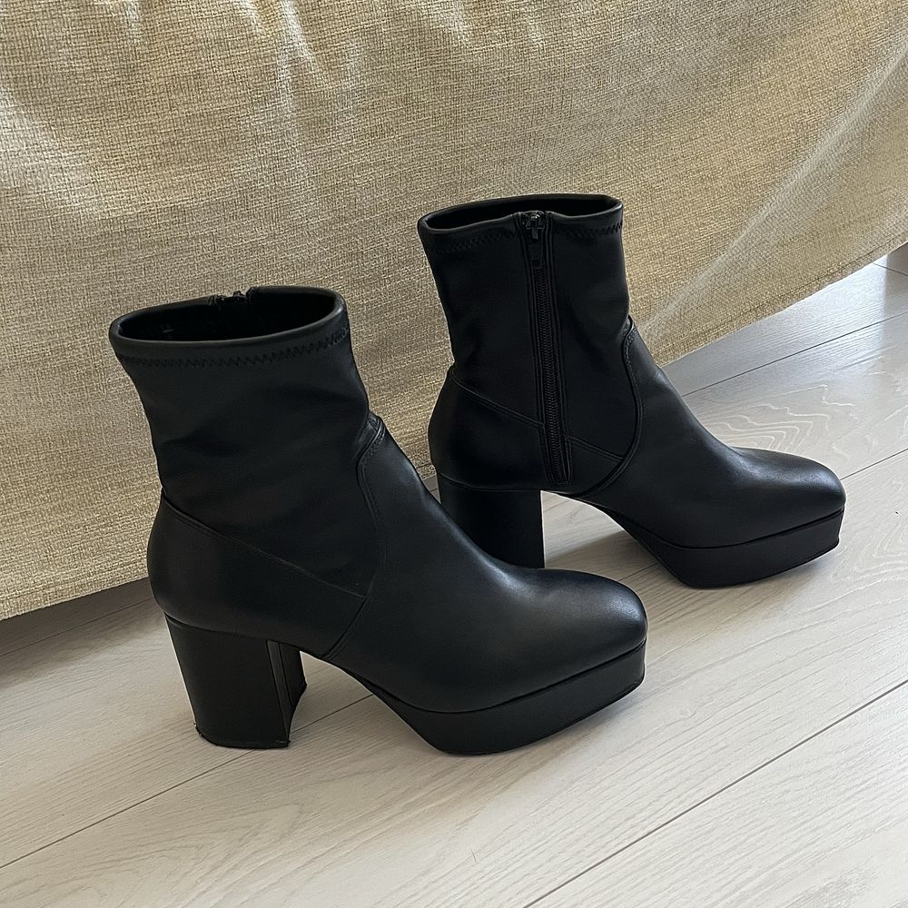 Ботильйони на платформі H&M