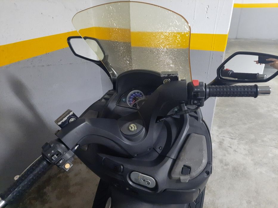 Scooter Sym 125 cor preta