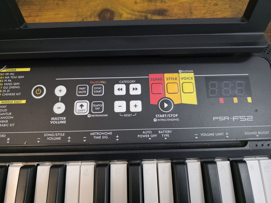 Piano Yamaha PSR-F52 como novo