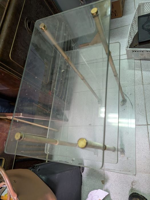 Mesa antiga de vidro