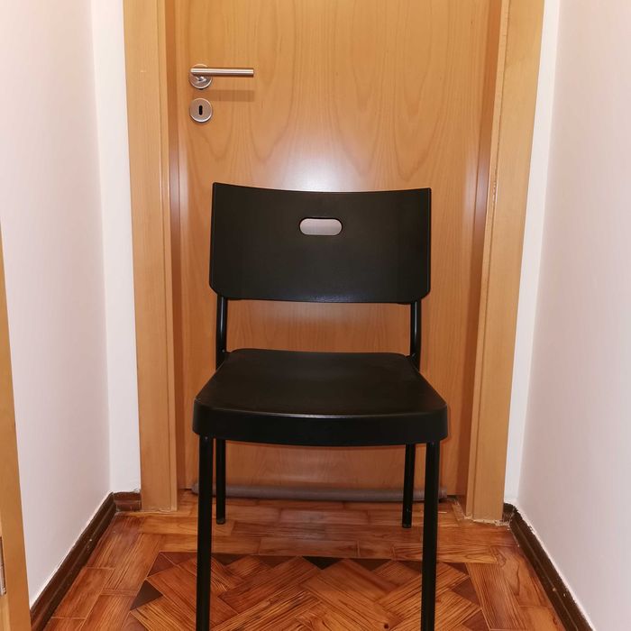 6 Cadeiras pretas HERMAN- IKEA