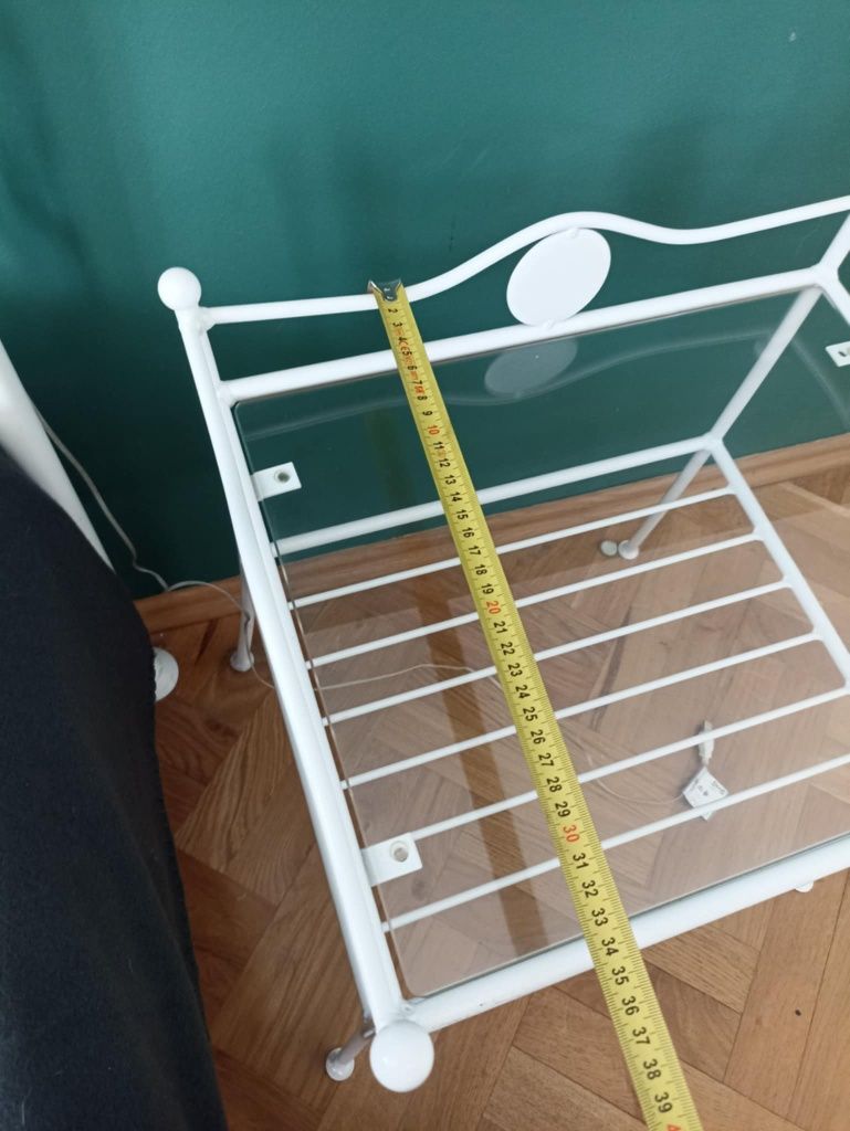 Piękne łóżko że stolikiem nocnym metaloplastyka