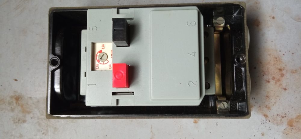 Автоматичний вимикач захисту двигуна