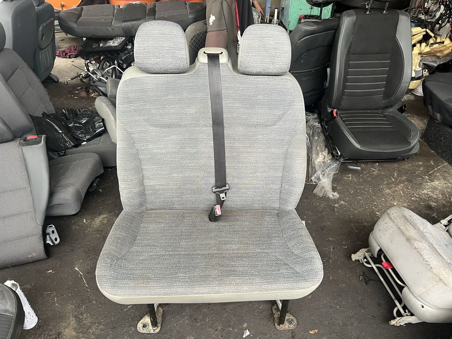 Продам сиденья перд двойку рено траф оригинал