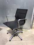 Cadeira de escritorio Ray and Charles Eames EA108
