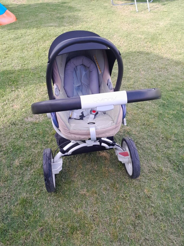 Carrinho de passeio quinny com ovo e acessórios