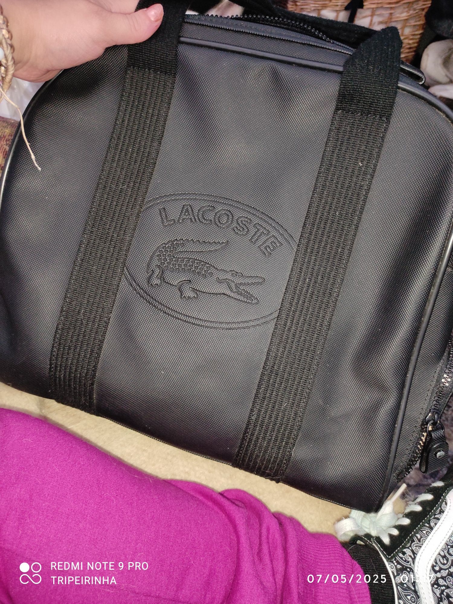 Vendo mala da Lacoste , poucas vezes usada .