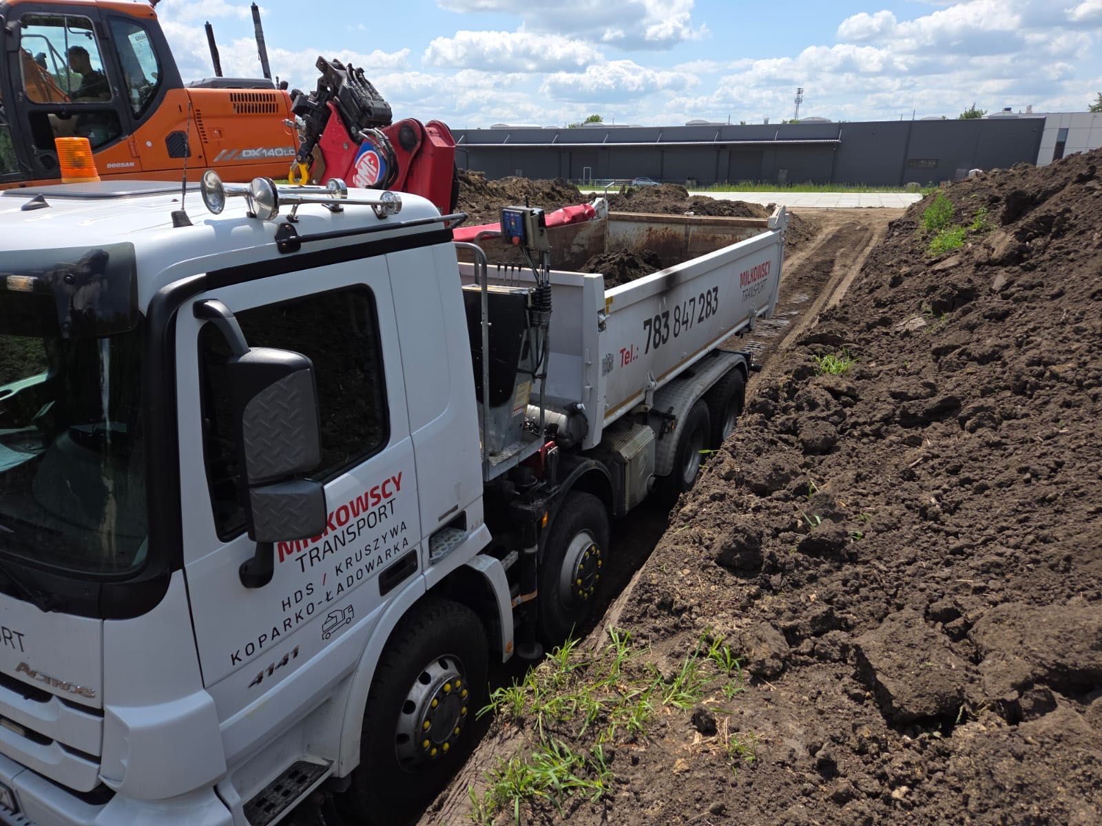 Transport materiałów sypkich  oraz towarów , HDS , Koparko - Ładowarka