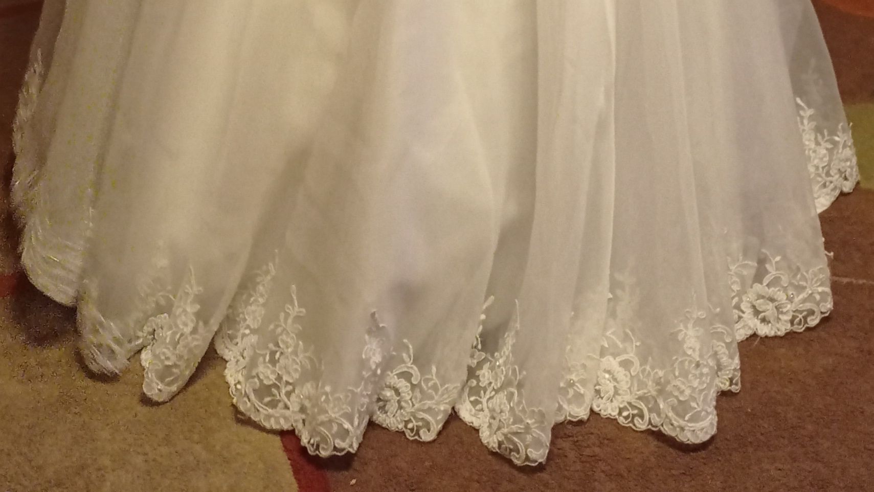 Suknia ślubna na kole, biała