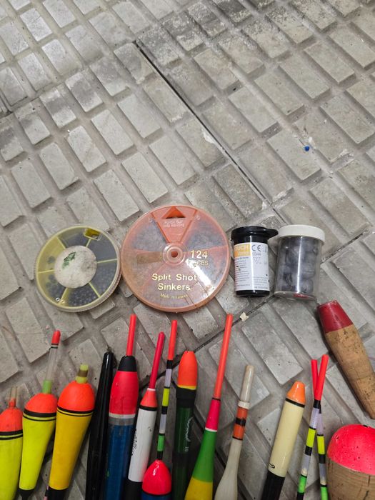 Lote de varias boias de pesca