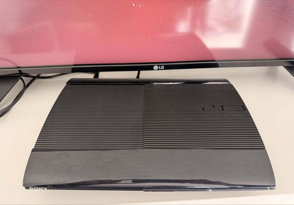 Playstation 3 Super Slim 500GB, com 3 comandos com base e 23 Jogos