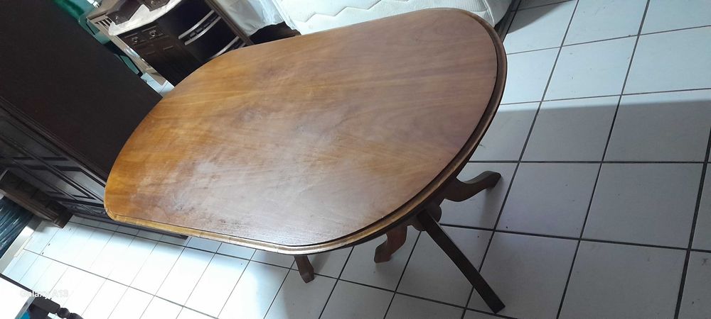 Mesa oval em madeira