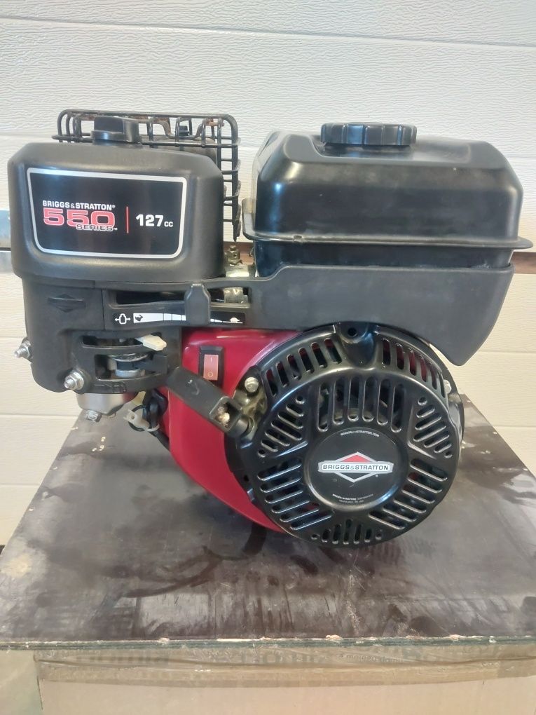 Silnik spalinowy Briggs & Stratton model z serii 550 i poj. 127 cm³