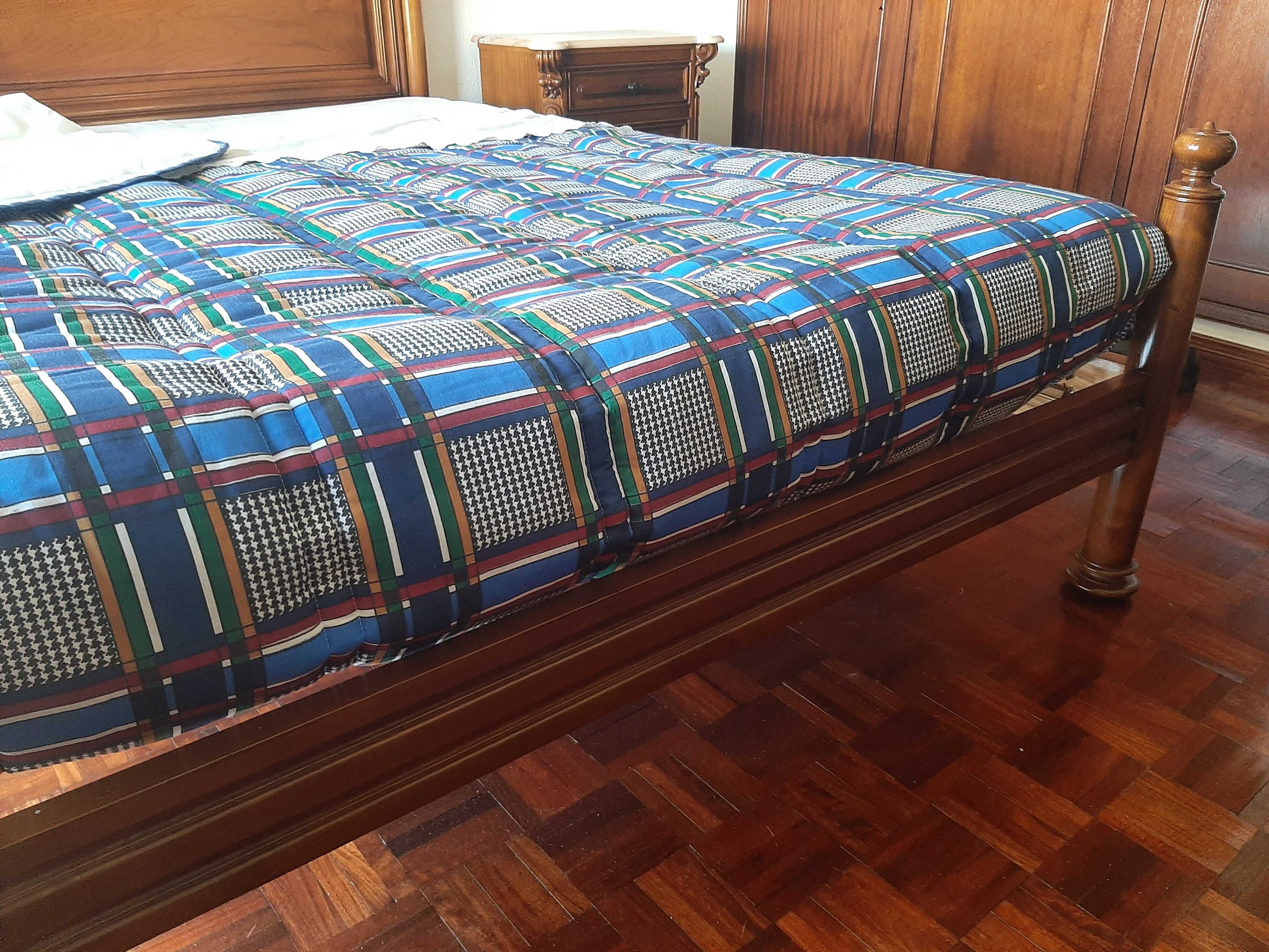 Cama casal em Castanho
