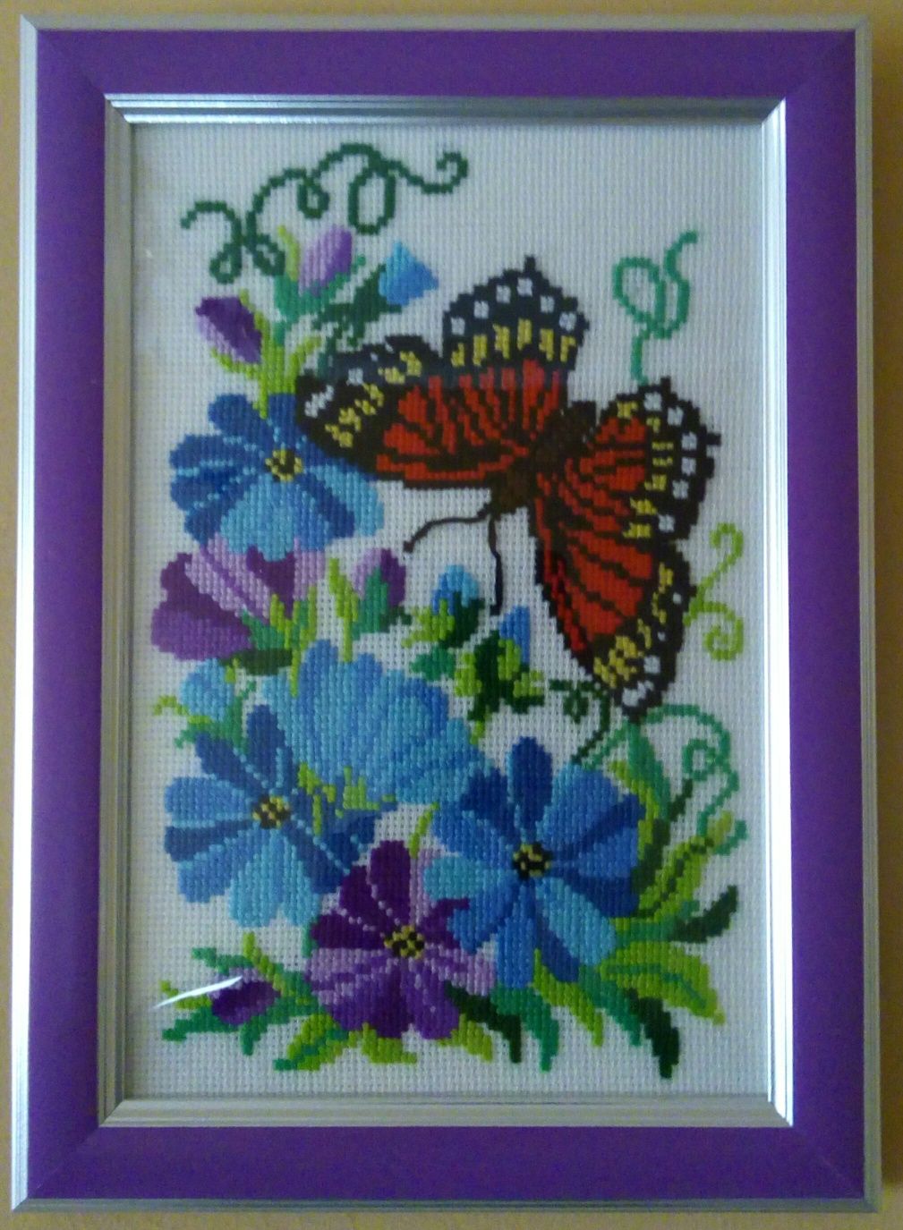 Картина вышитая крестиком "Бабочка и цветы". Ручная работа