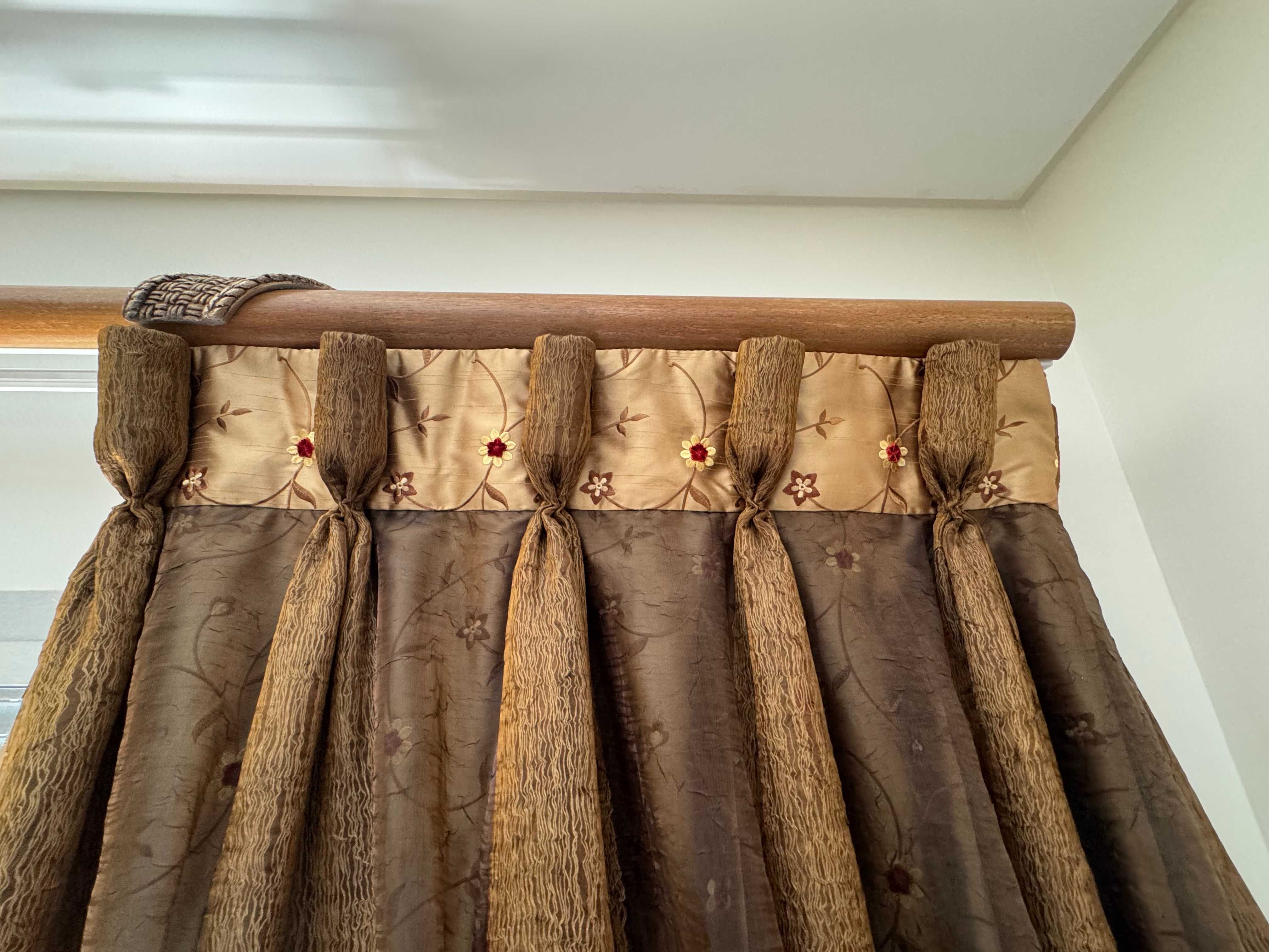 Cortinado com 2 tecidos em cor dourado e castanho