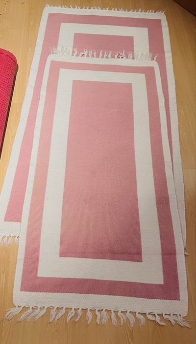 Tapetes quarto em muito bom estado. 1-Tapete 1x32x66–1-Tapete 1x15x58.