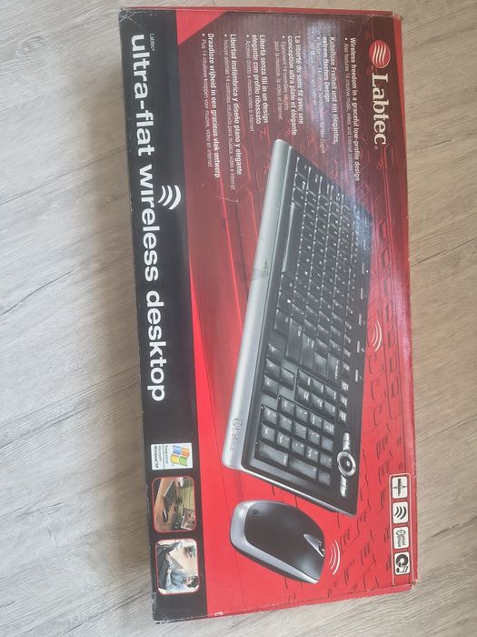 Беспроводная клавиатура и мышь.