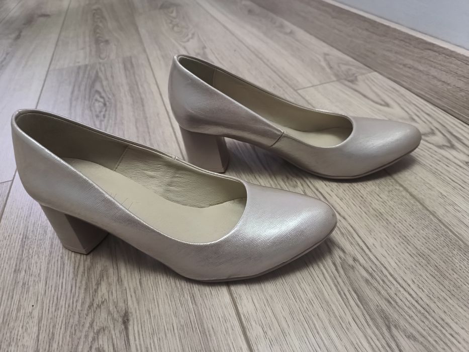 Eleganckie błyszczące czółenka rozm. 38