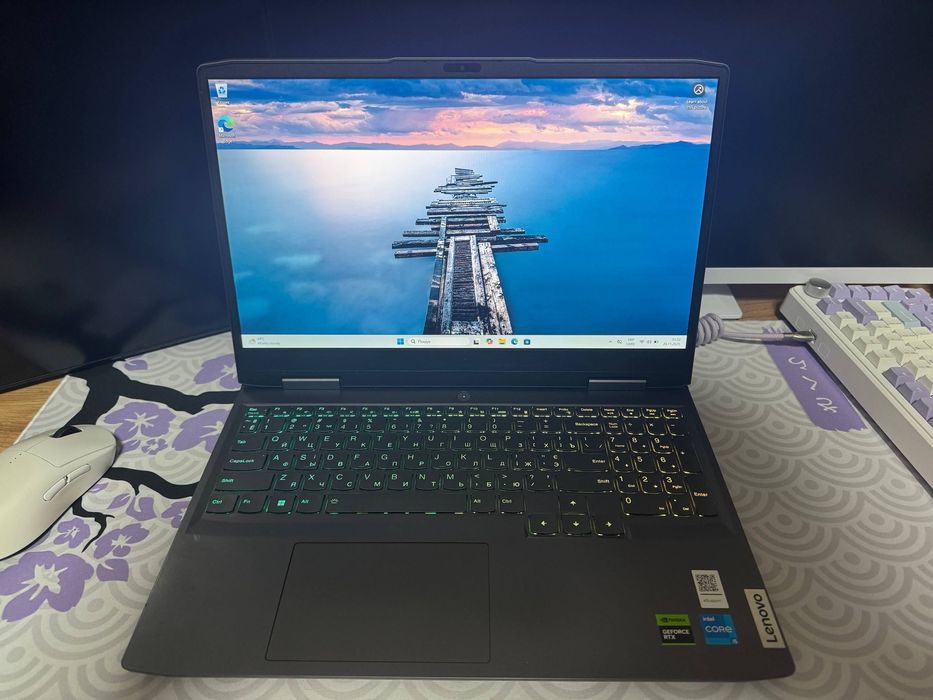 Ноутбук ігровий Lenovo LOQ 15IRH8 (82XV00SLRA) - заряжається по type-c