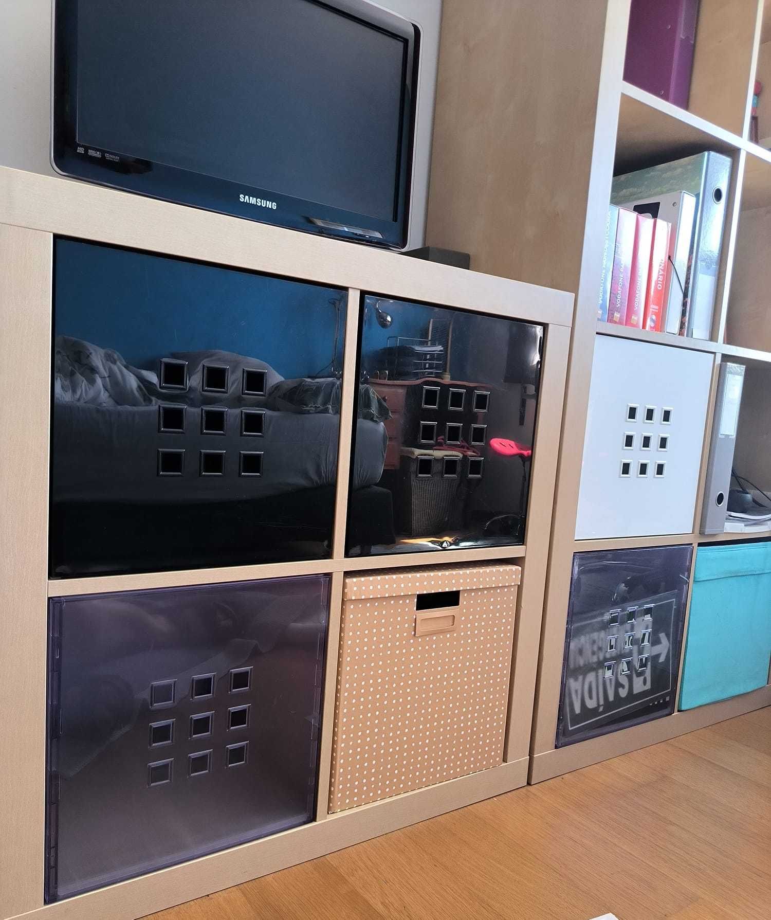 2 Estantes IKEA c/ 4 caixas de arrumação