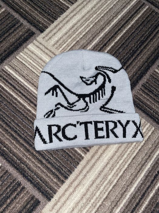 шапка Arc’teryx.