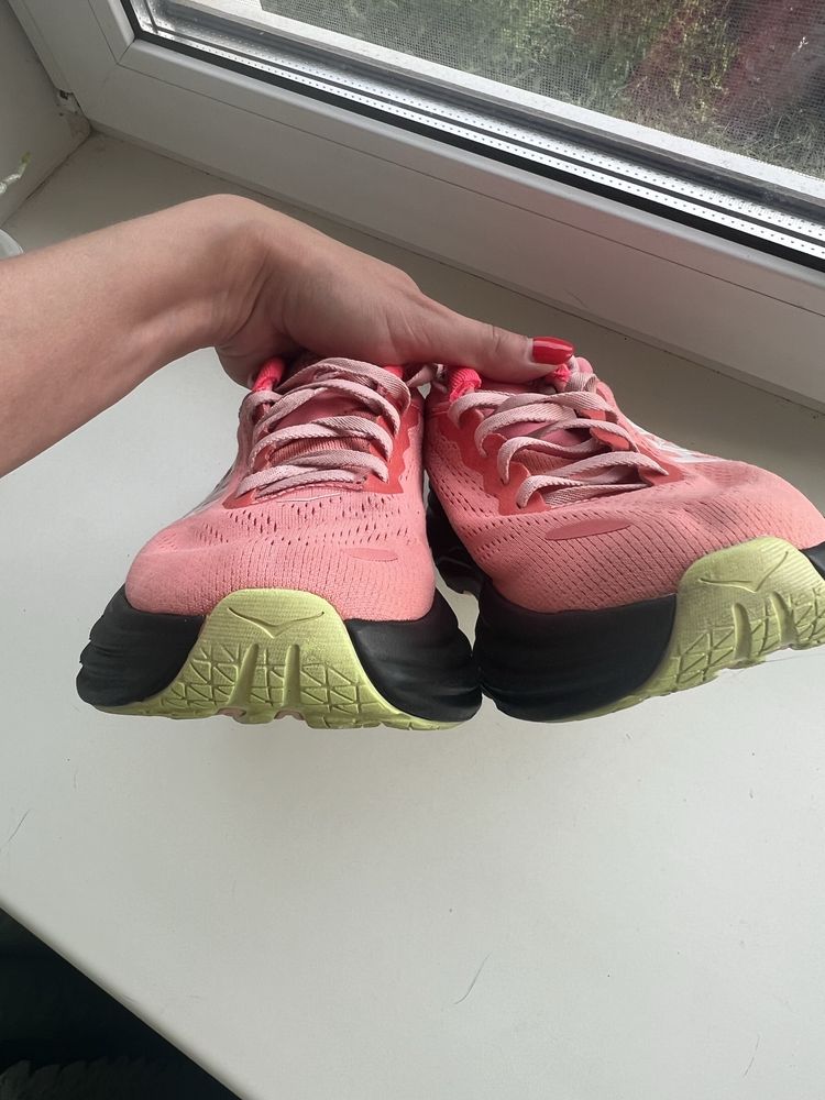 Кросівки hoka 38,5